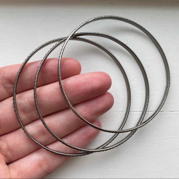 Vintage silver striped stacking bangle bracelets - Picture 2 of 5